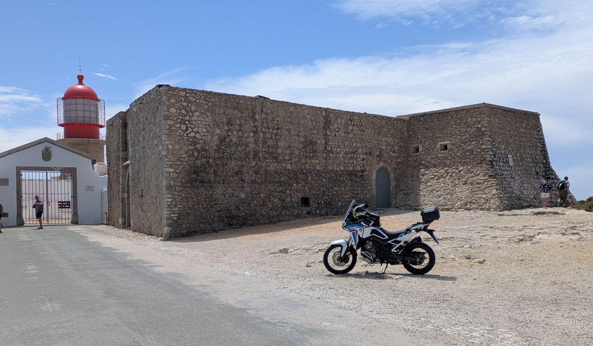 14-meine AfricaTwin am Südwestlichsten Punkt Europas